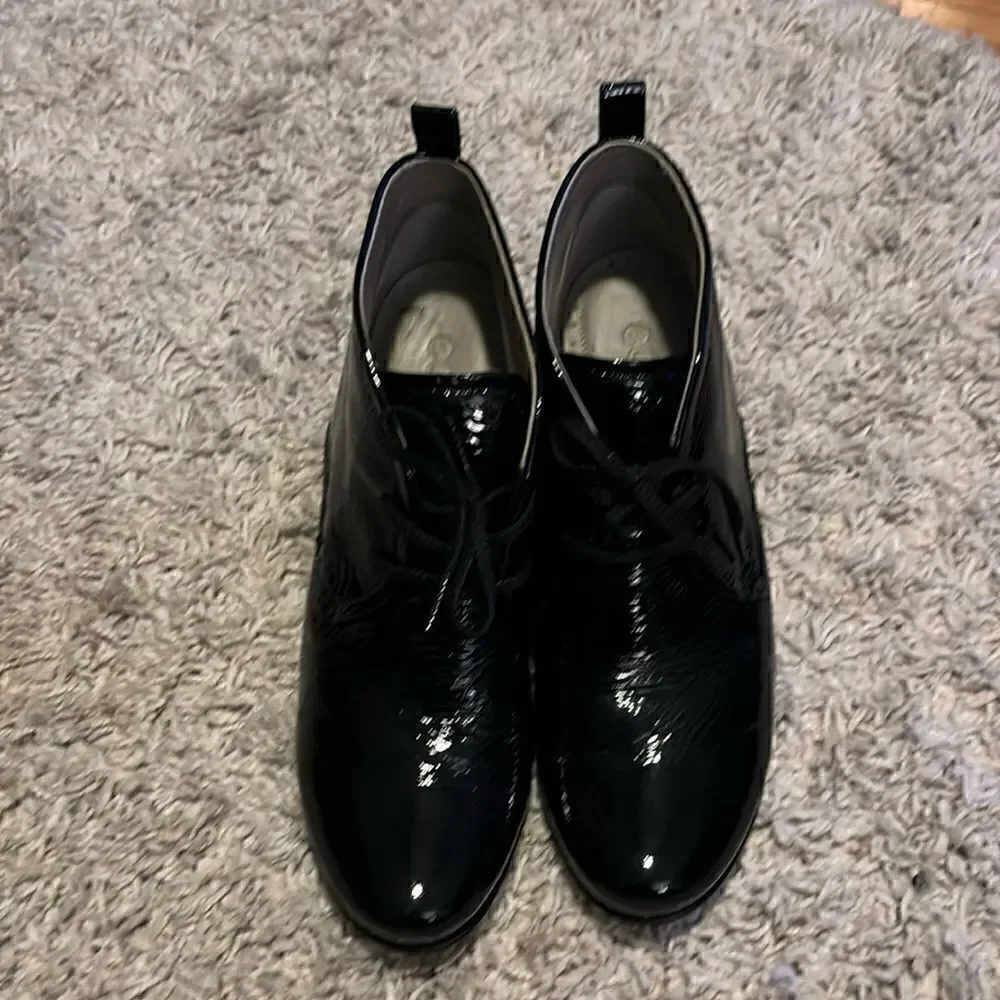 ECCO EUC black patent leather lace up ankle booties Size 40